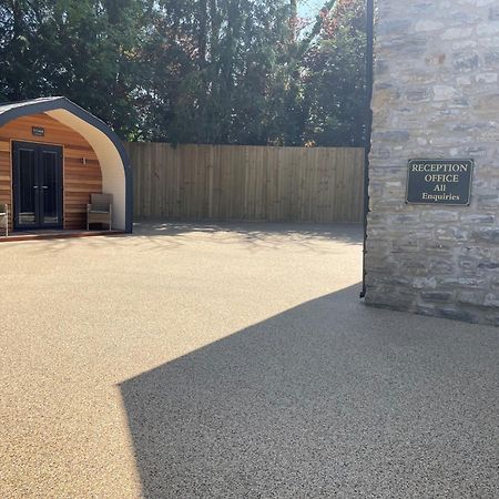 Pencoed House Estate Guest House Cardiff Bagian luar foto