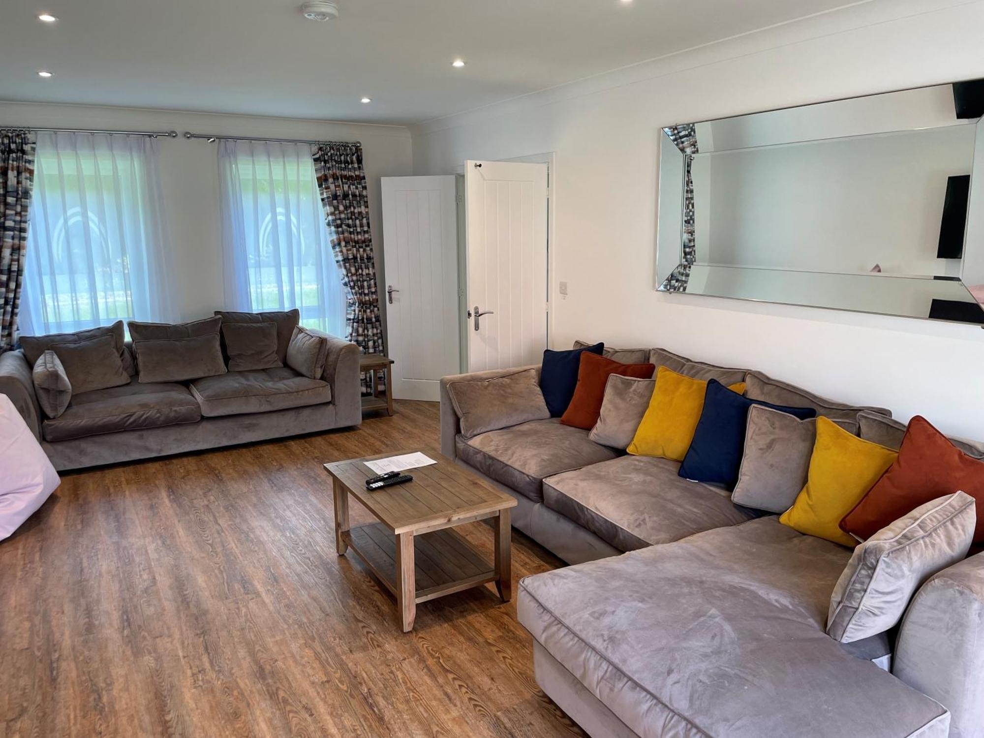 Pencoed House Estate Guest House Cardiff Bagian luar foto