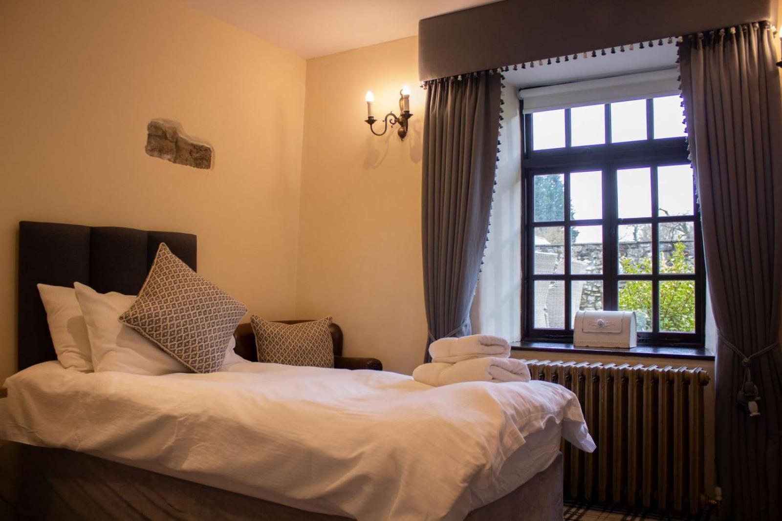 Pencoed House Estate Guest House Cardiff Bagian luar foto