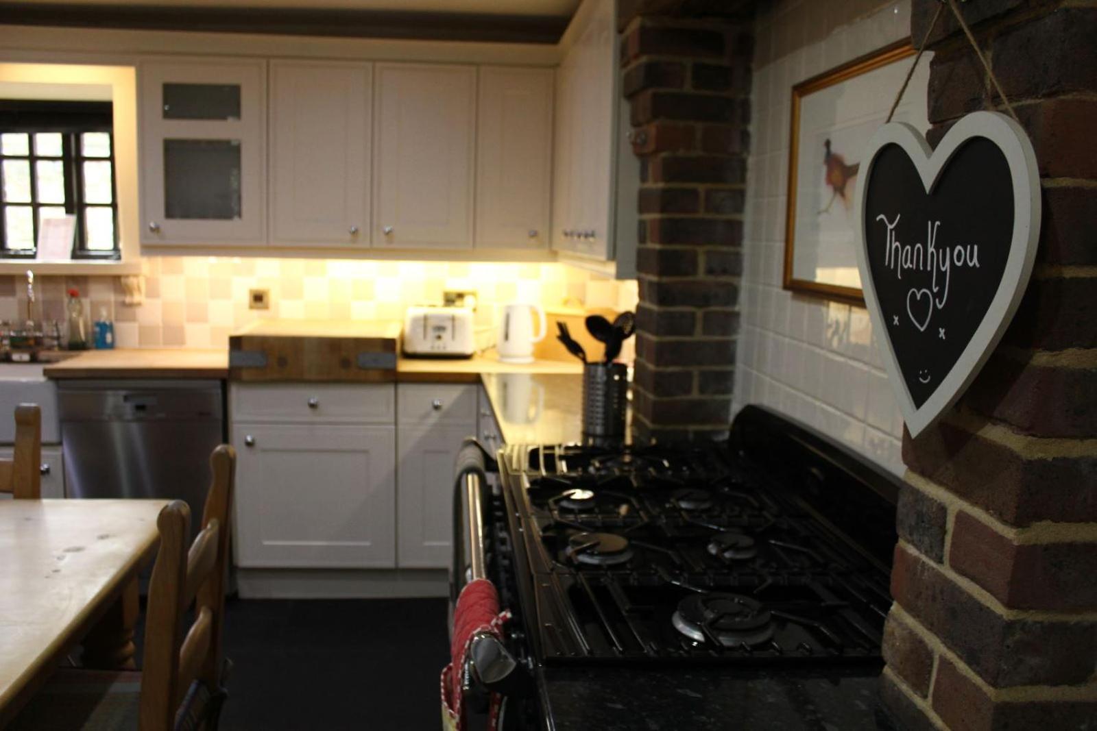 Pencoed House Estate Guest House Cardiff Bagian luar foto