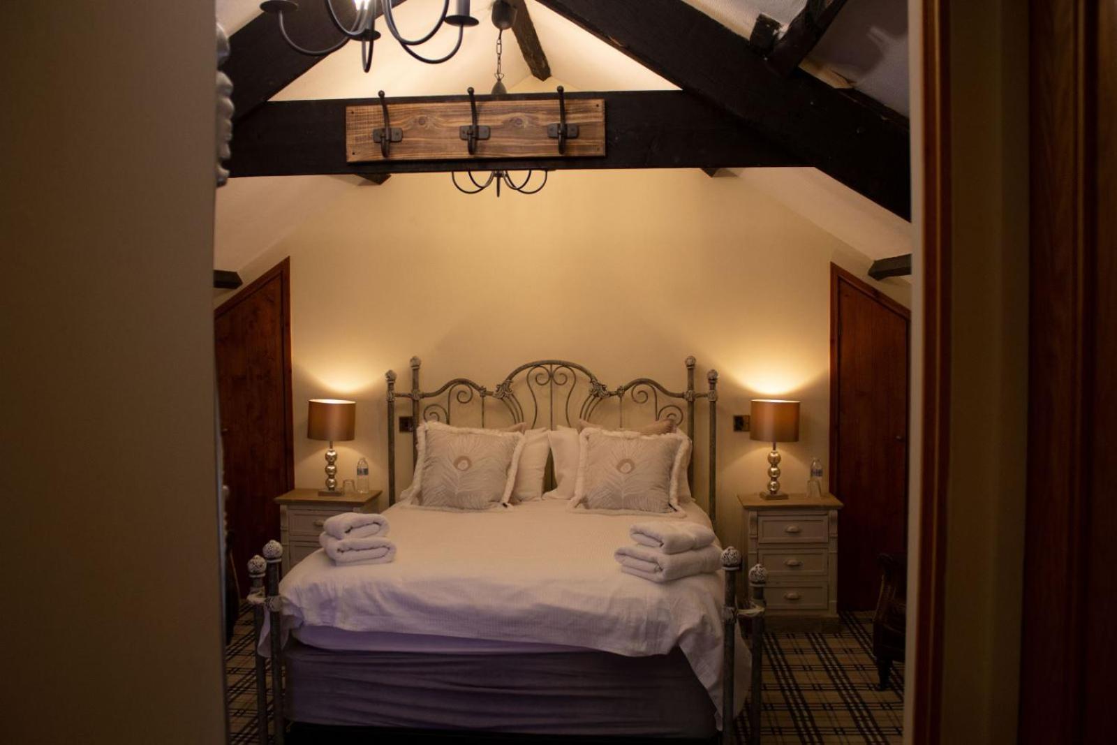 Pencoed House Estate Guest House Cardiff Bagian luar foto