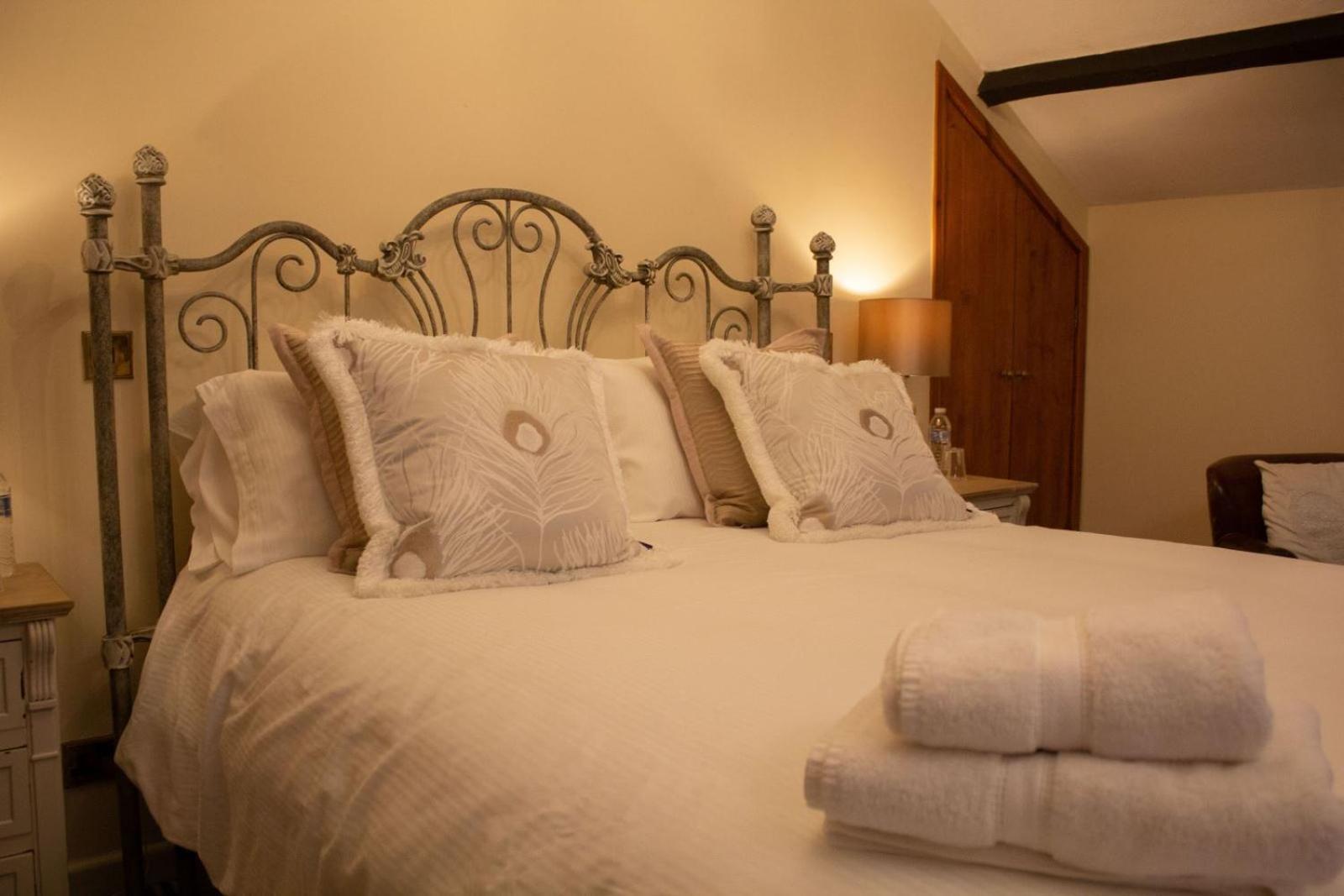 Pencoed House Estate Guest House Cardiff Bagian luar foto