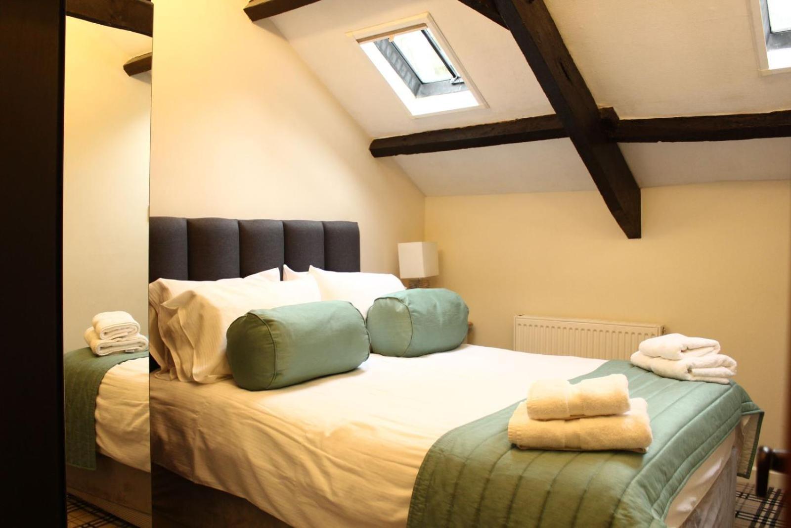 Pencoed House Estate Guest House Cardiff Bagian luar foto