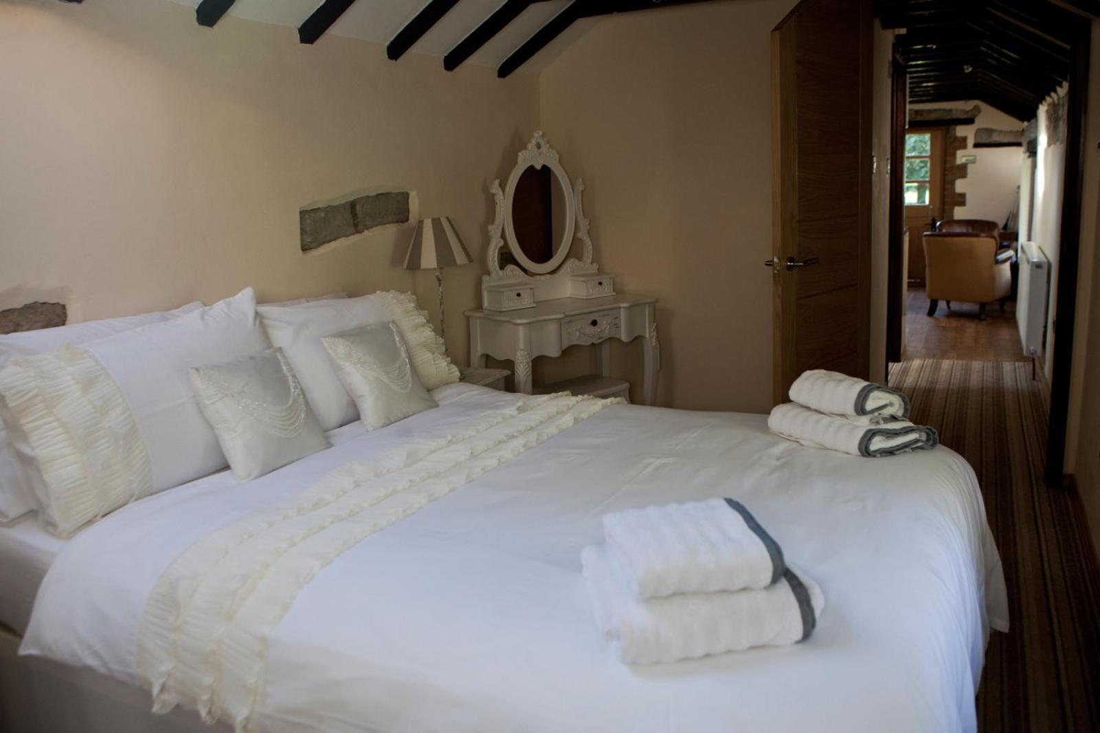Pencoed House Estate Guest House Cardiff Bagian luar foto
