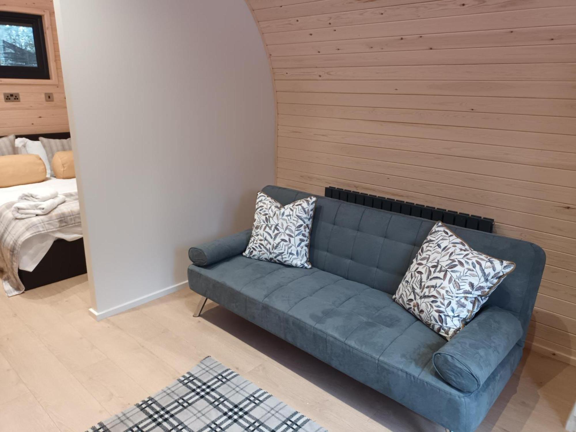 Pencoed House Estate Guest House Cardiff Bagian luar foto