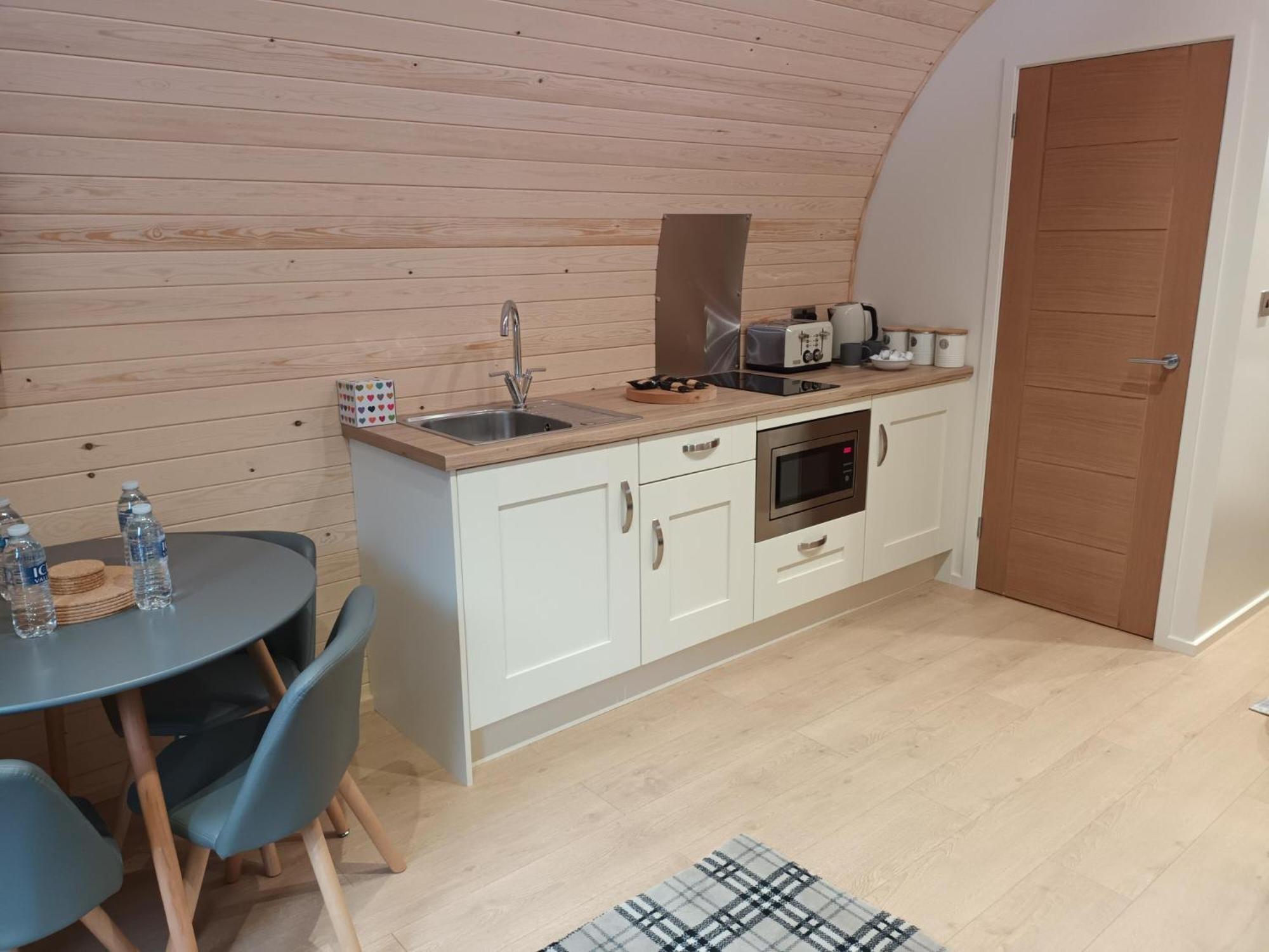 Pencoed House Estate Guest House Cardiff Bagian luar foto