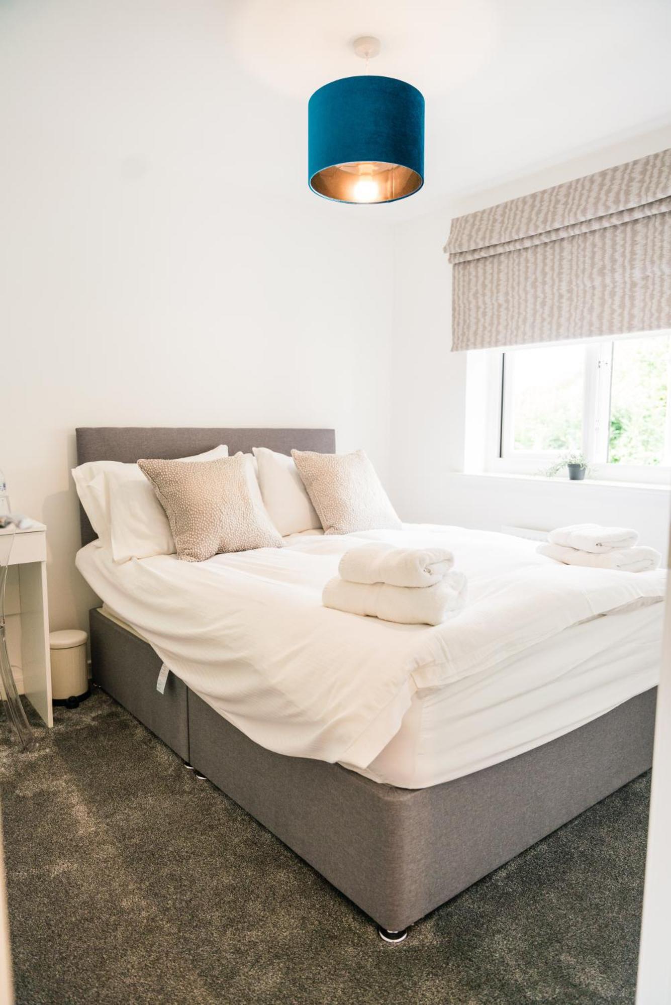 Pencoed House Estate Guest House Cardiff Bagian luar foto
