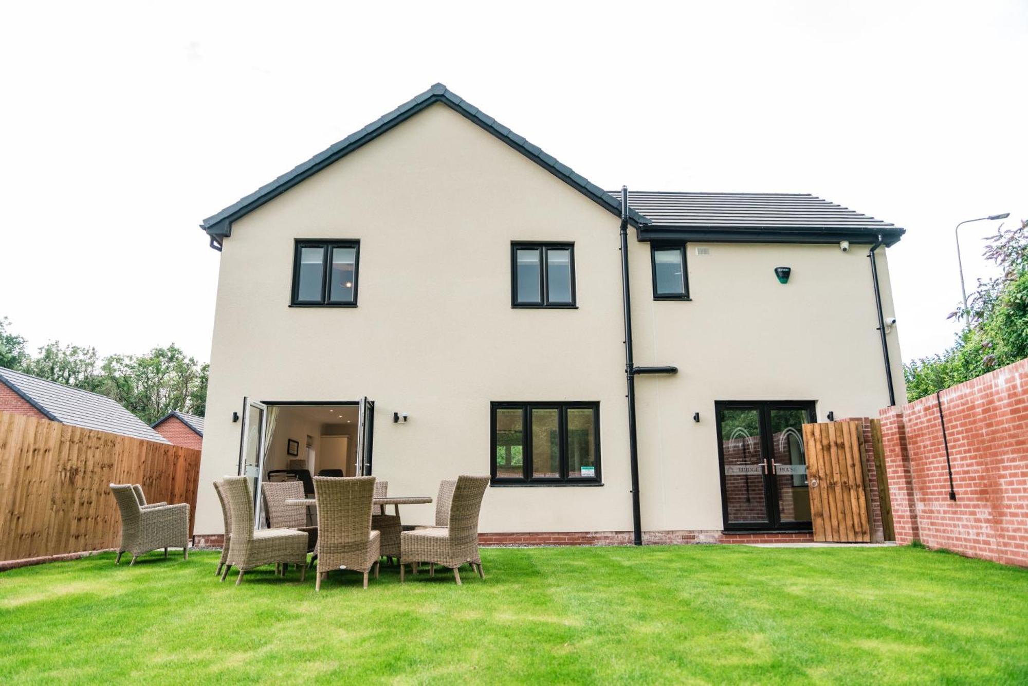 Pencoed House Estate Guest House Cardiff Bagian luar foto