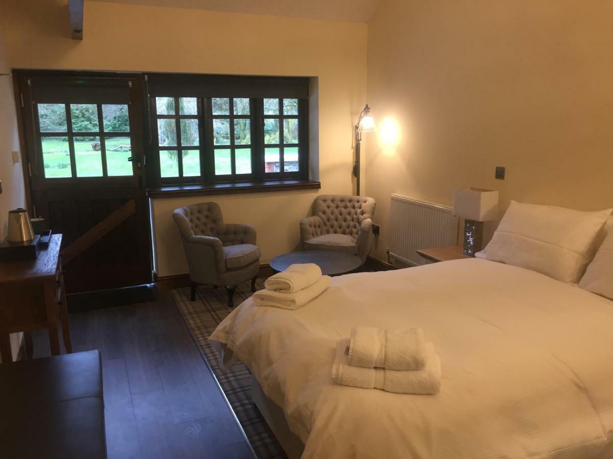 Pencoed House Estate Guest House Cardiff Bagian luar foto