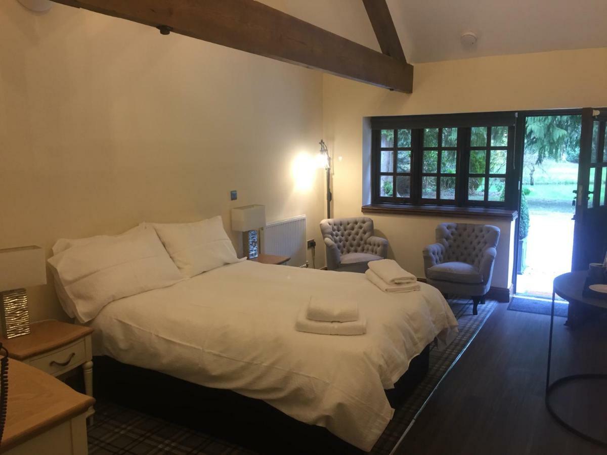 Pencoed House Estate Guest House Cardiff Bagian luar foto
