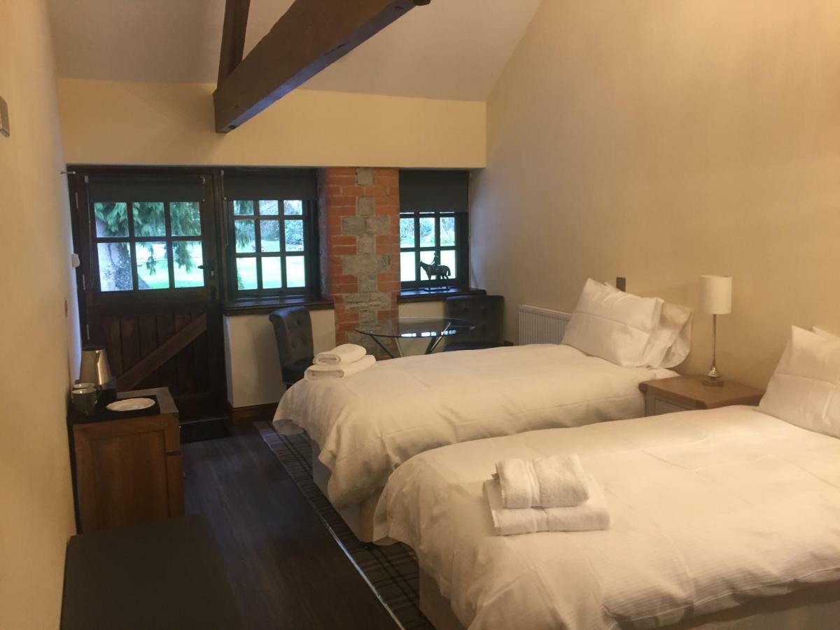 Pencoed House Estate Guest House Cardiff Bagian luar foto