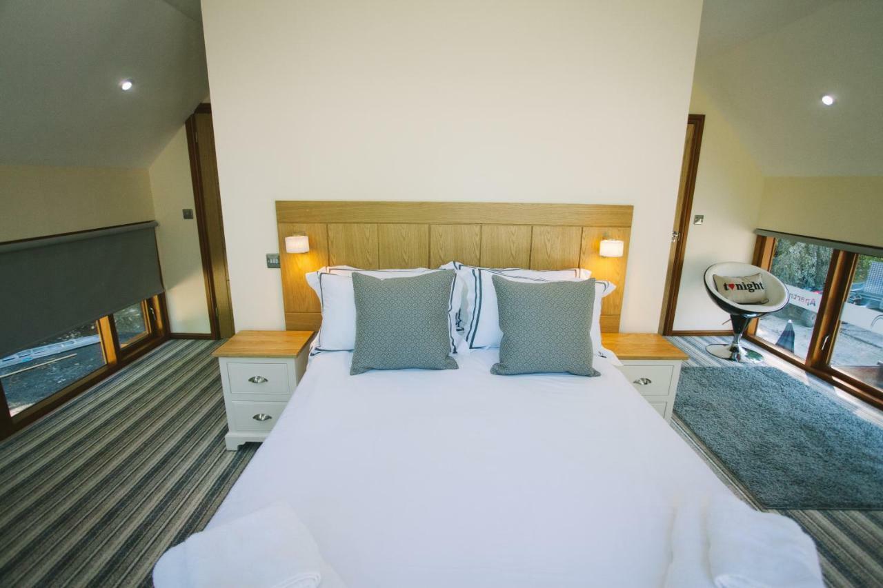 Pencoed House Estate Guest House Cardiff Bagian luar foto