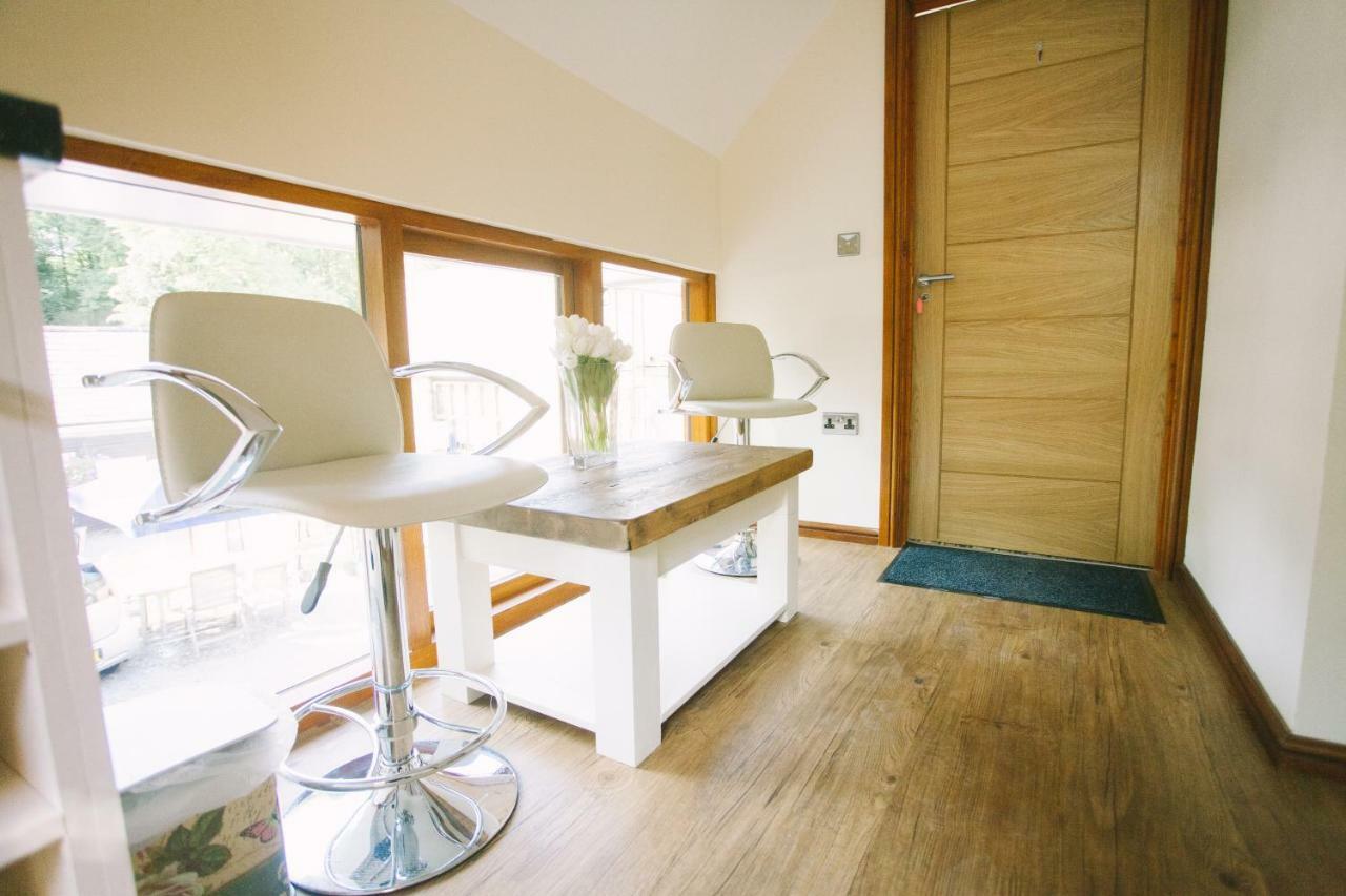 Pencoed House Estate Guest House Cardiff Bagian luar foto