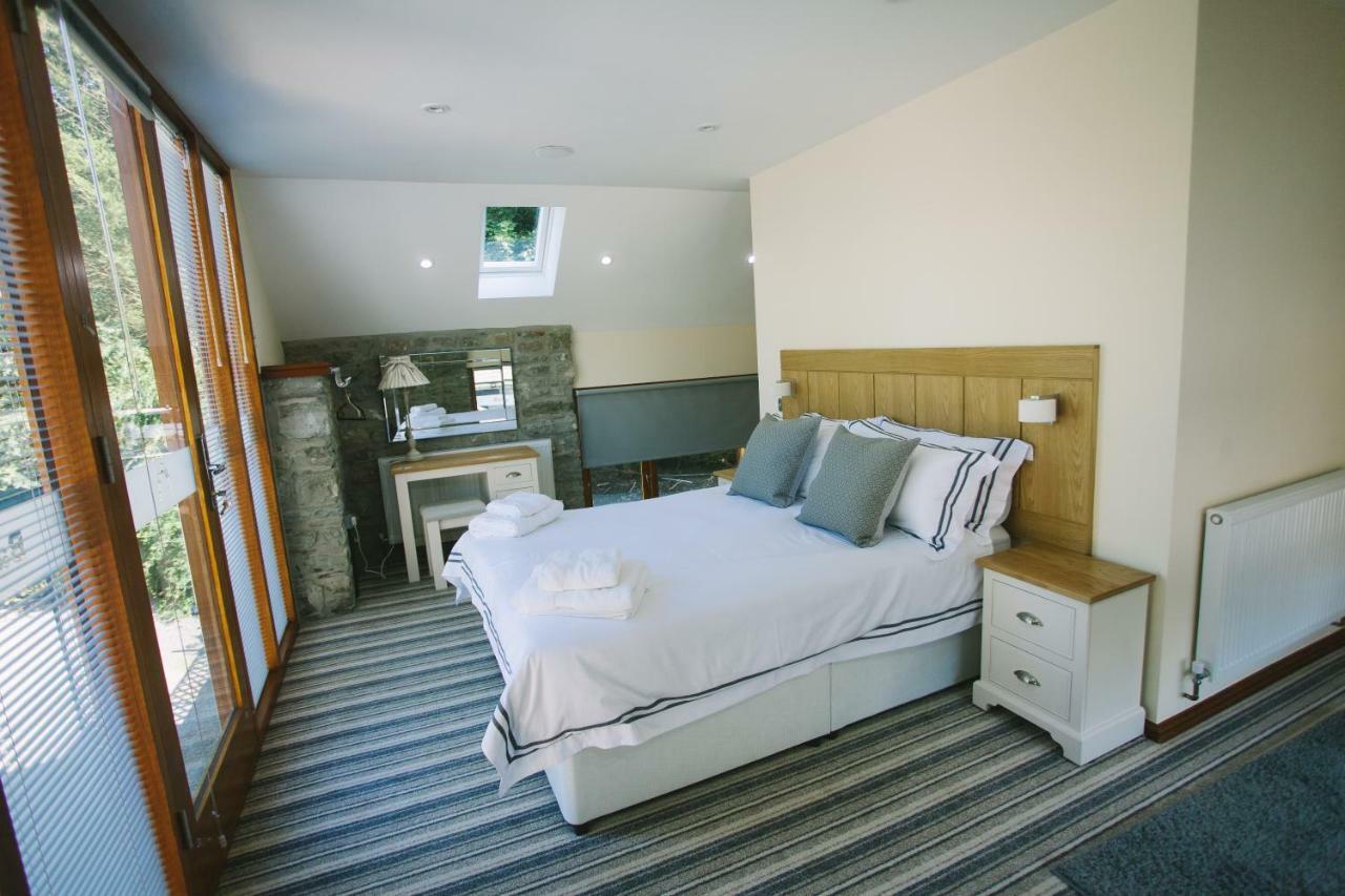Pencoed House Estate Guest House Cardiff Bagian luar foto