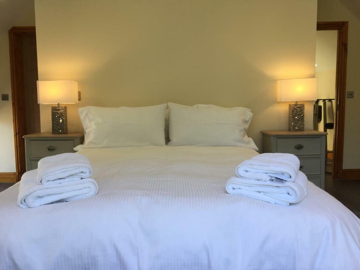 Pencoed House Estate Guest House Cardiff Bagian luar foto
